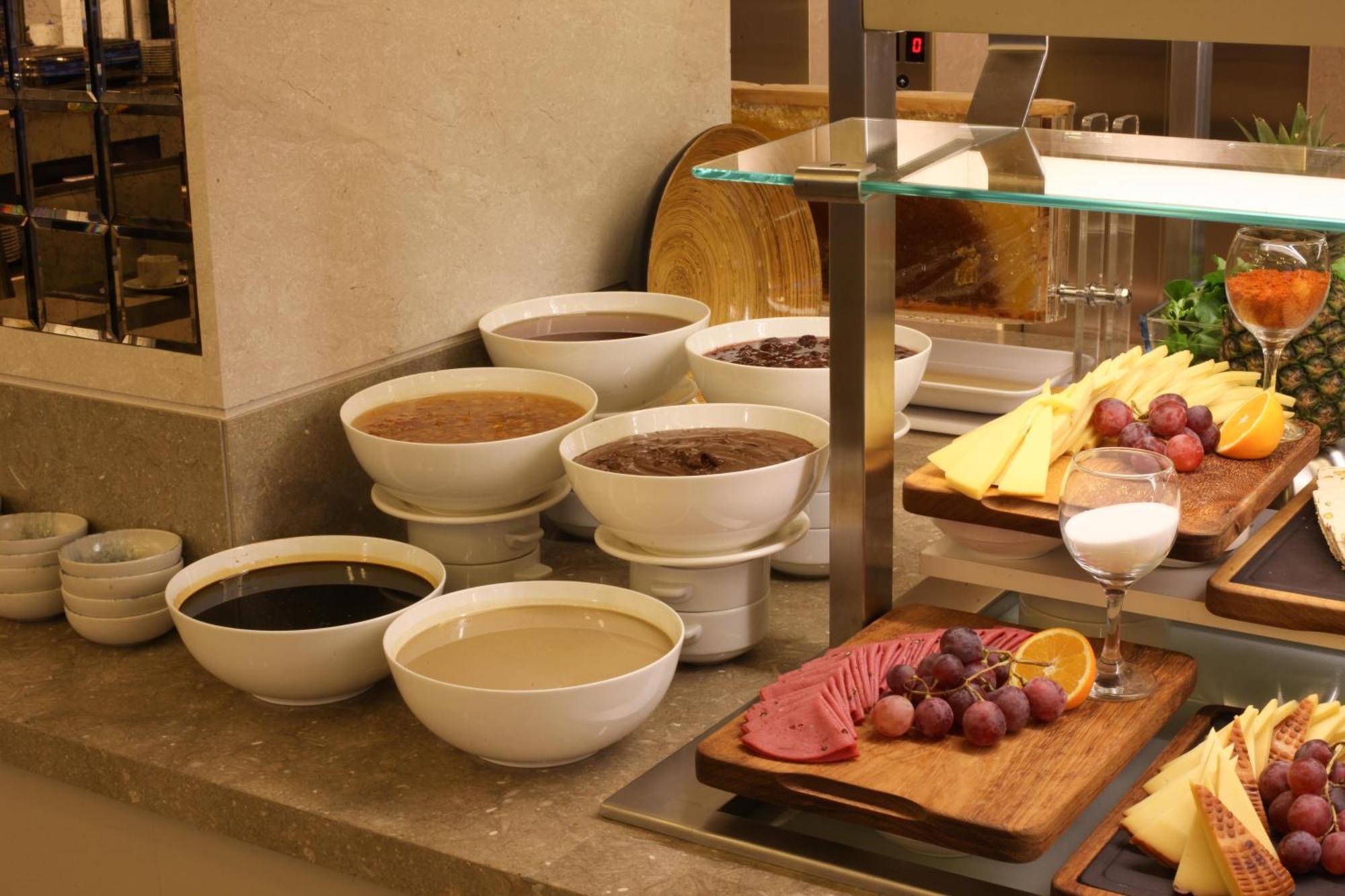 Bentley Hotel Bosphorus - Special Class Истанбул Екстериор снимка A selection of various jams and honey