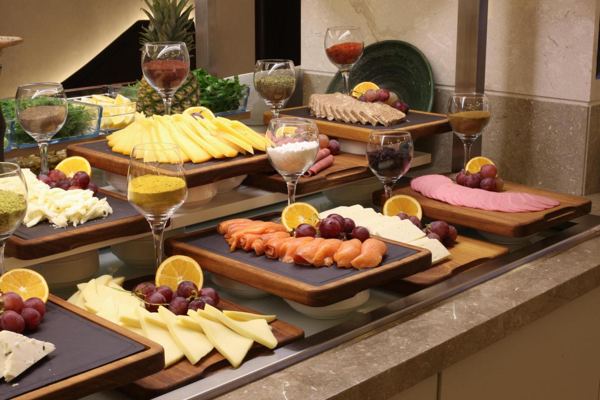 Bentley Hotel Bosphorus - Special Class Истанбул Екстериор снимка A cheese platter