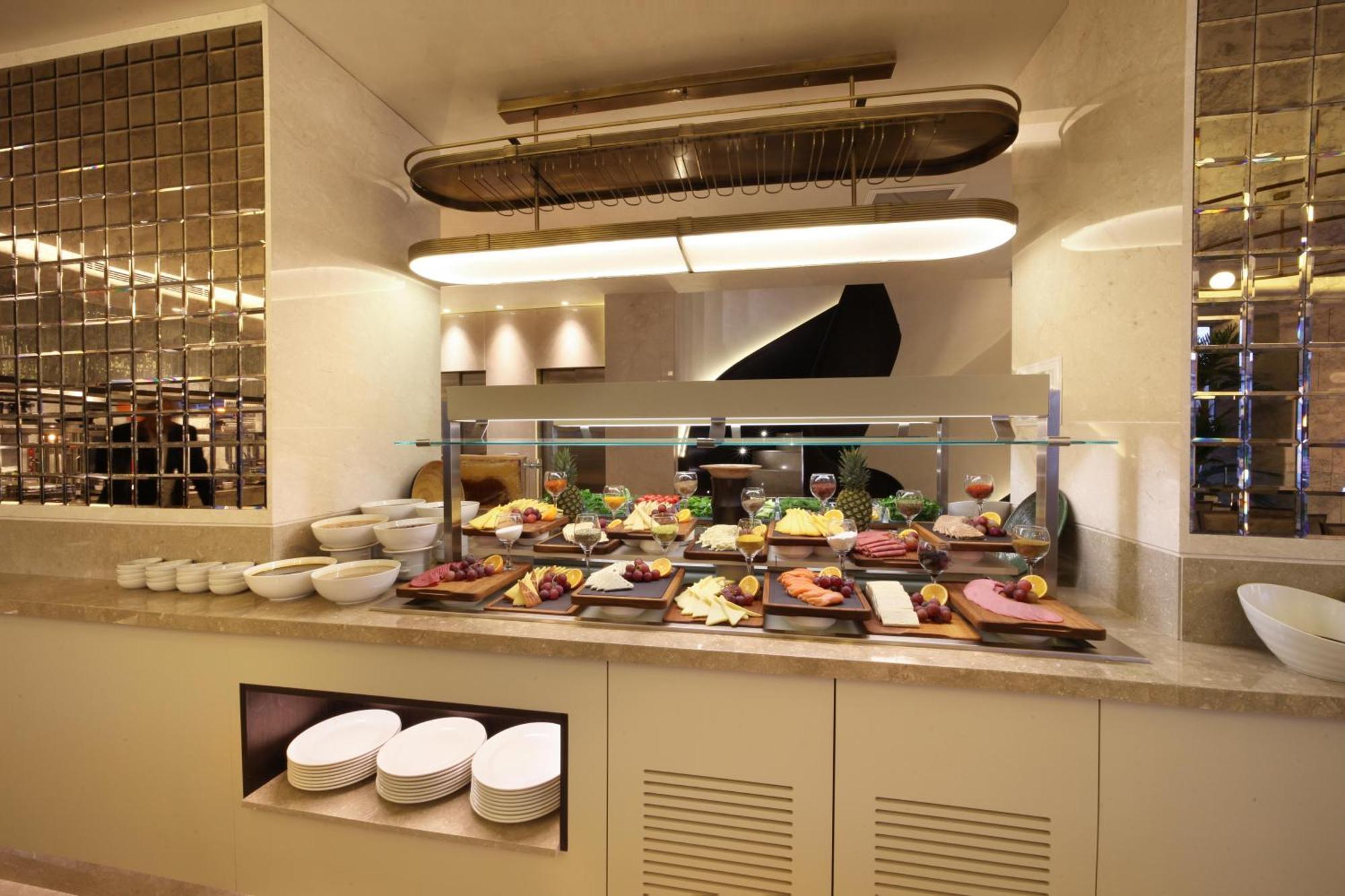 Bentley Hotel Bosphorus - Special Class Истанбул Екстериор снимка A buffet at a hotel
