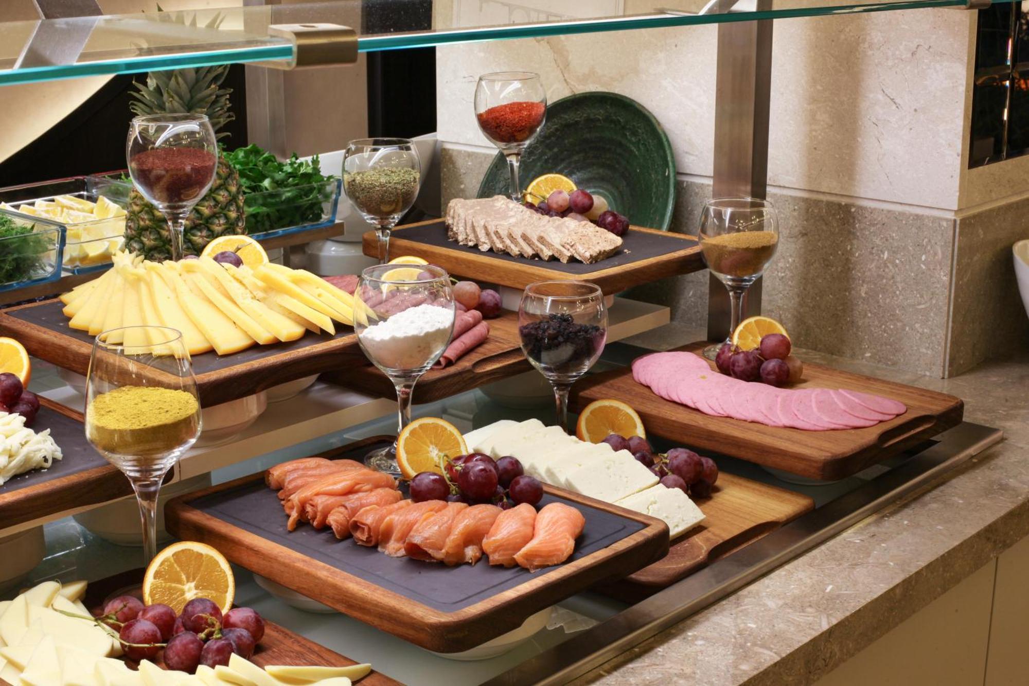 Bentley Hotel Bosphorus - Special Class Истанбул Екстериор снимка A cheese platter
