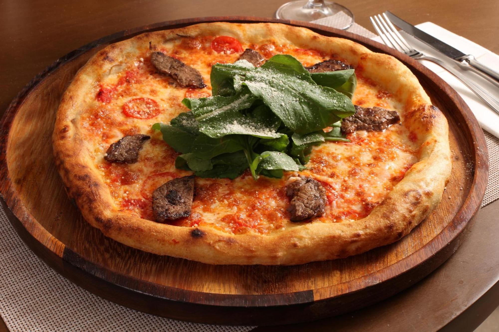 Bentley Hotel Bosphorus - Special Class Истанбул Екстериор снимка A pizza with lamb sausage and rocket