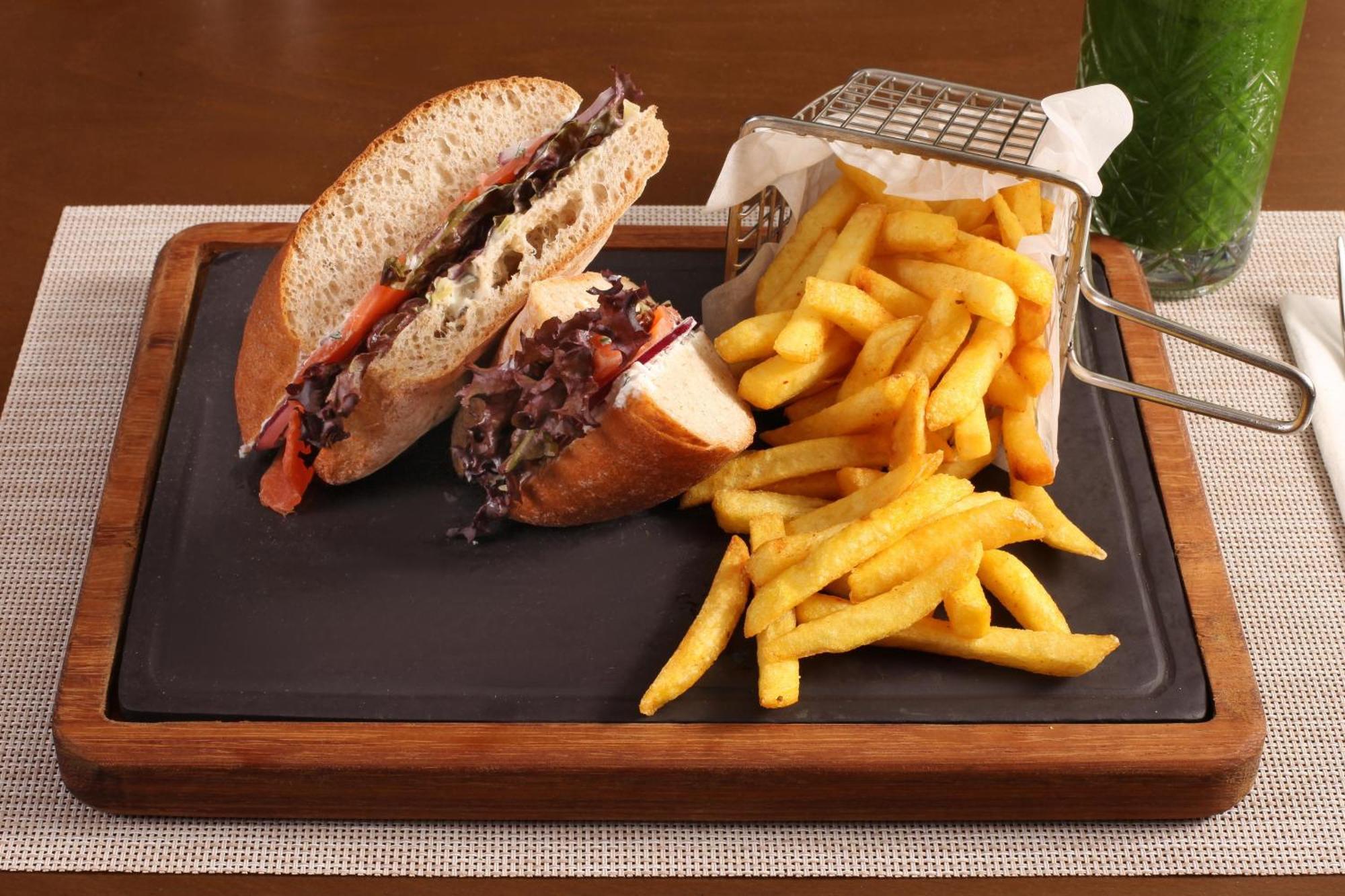 Bentley Hotel Bosphorus - Special Class Истанбул Екстериор снимка A club sandwich with chips