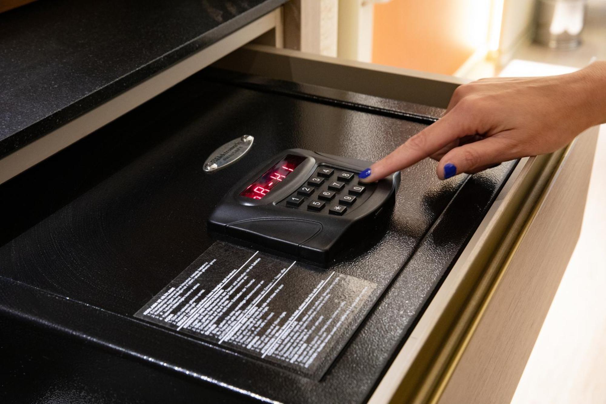 Bentley Hotel Bosphorus - Special Class Истанбул Екстериор снимка A safe with a keypad